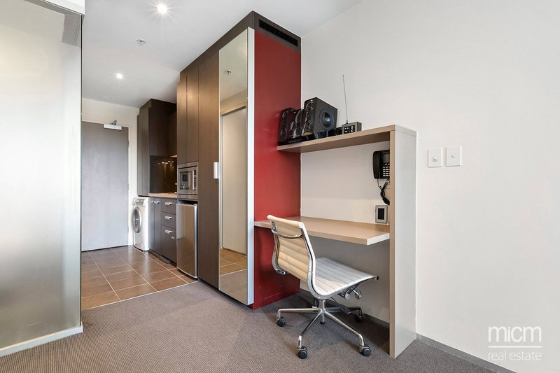 Photo - 1310/181 A’Beckett Street, Melbourne VIC 3000 - Image 3