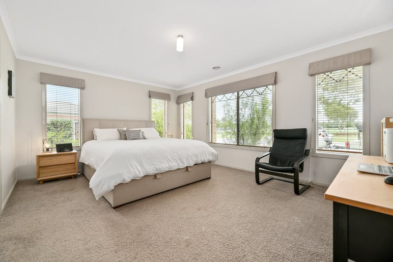 Photo - 132 Berwick Springs Promenade, Narre Warren South VIC 3805 - Image 9