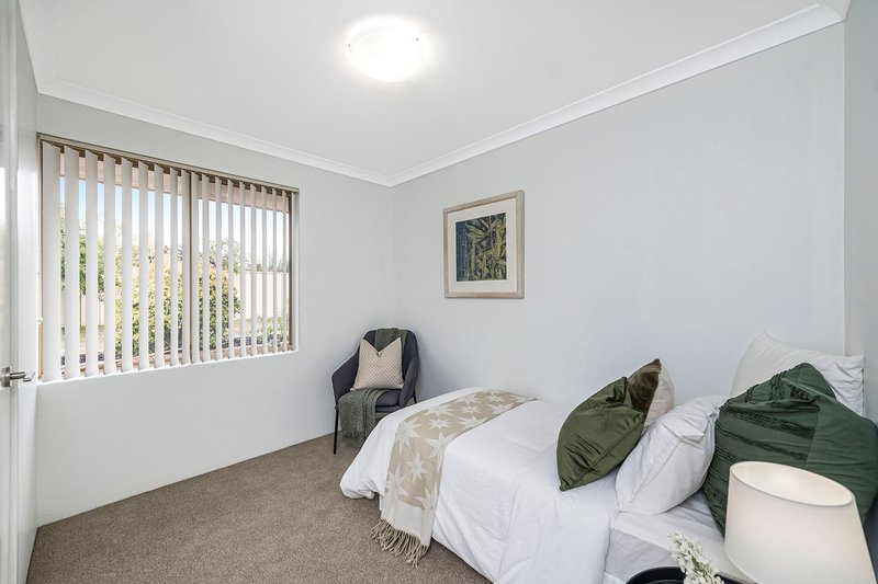 Photo - 132 Forest Lakes Drive, Thornlie WA 6108 - Image 23