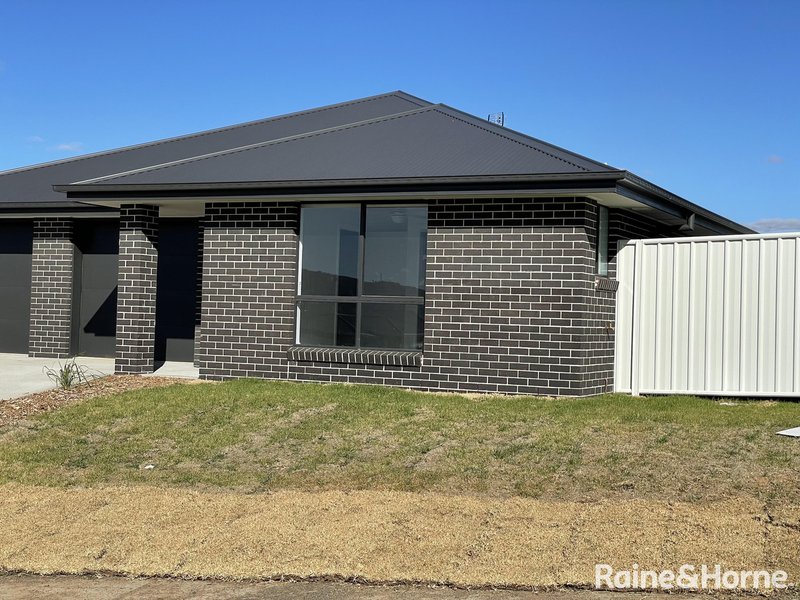 Photo - 1/32 Mustang Close, Tamworth NSW 2340 - Image 1