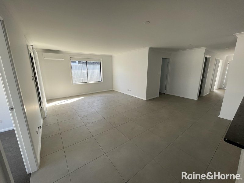 Photo - 1/32 Mustang Close, Tamworth NSW 2340 - Image 3