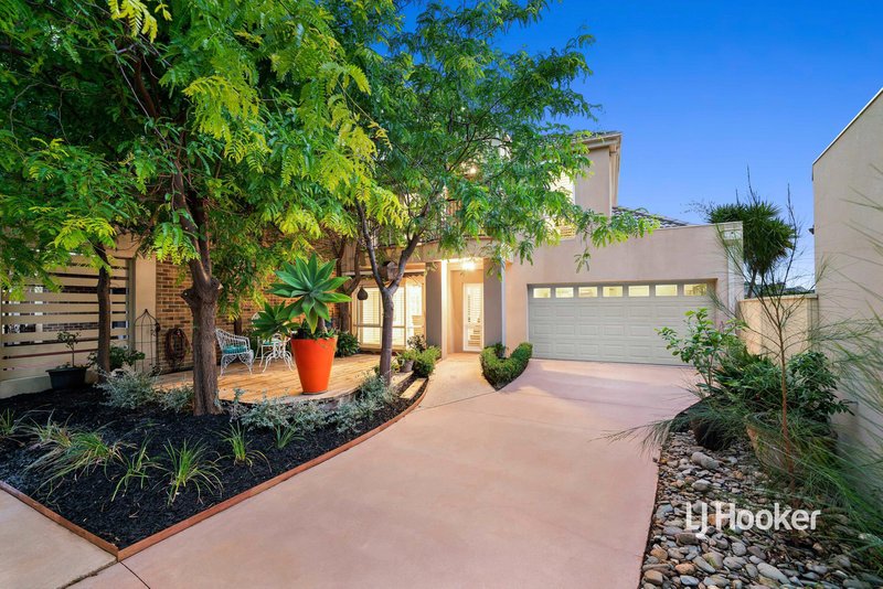 Photo - 1/32 Sandlewood Lane, Sanctuary Lakes VIC 3030 - Image 2