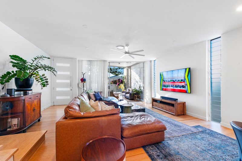 Photo - 1/32 Seaside Avenue, Mermaid Beach QLD 4218 - Image 4