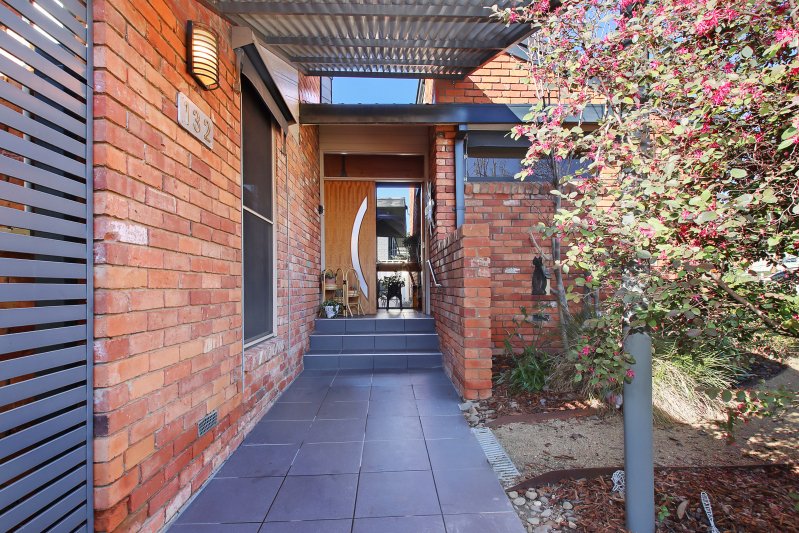Photo - 132 Thomas Mitchell Drive, Wodonga VIC 3690 - Image 2