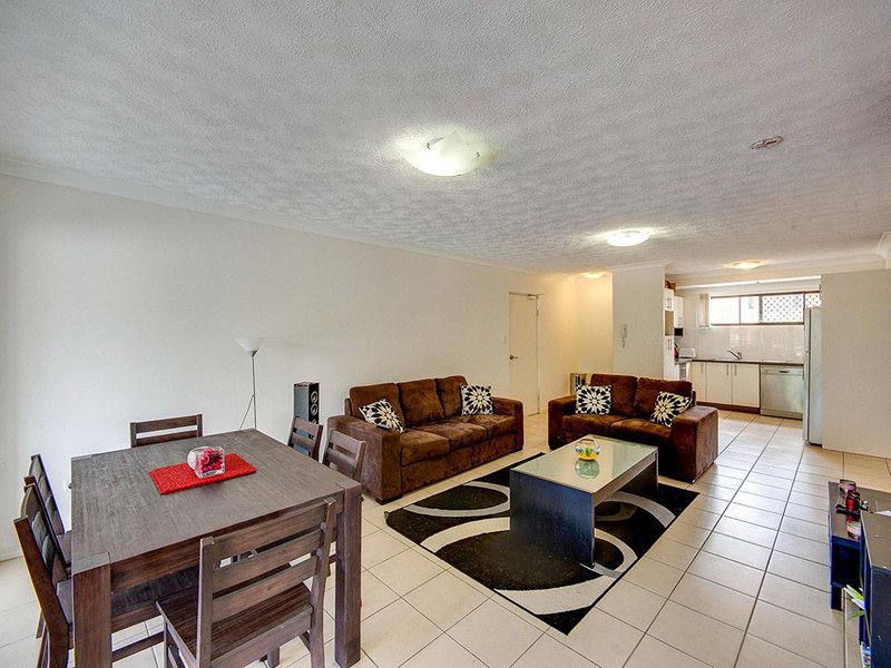 Photo - 1/33 Hows Road, Nundah QLD 4012 - Image 5