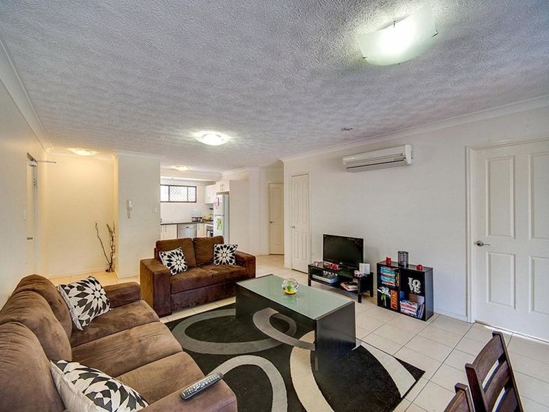 Photo - 1/33 Hows Road, Nundah QLD 4012 - Image 2