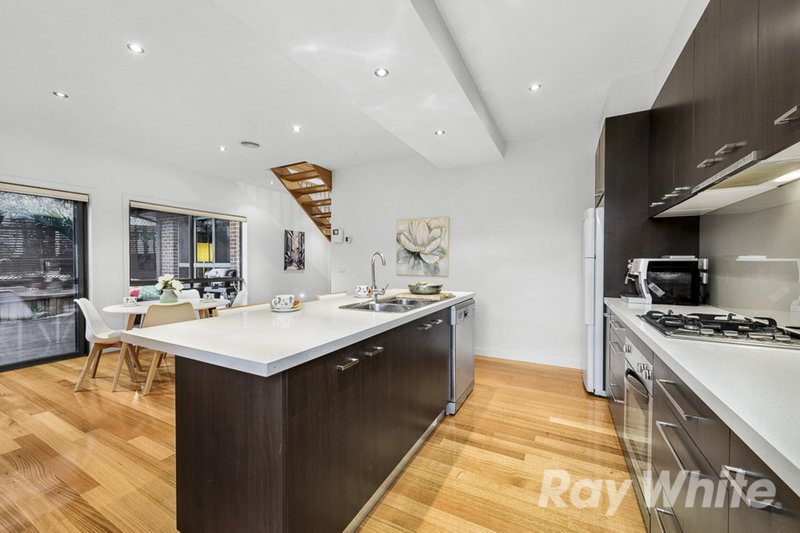 Photo - 1/33 Jordan Grove, Glen Waverley VIC 3150 - Image 2