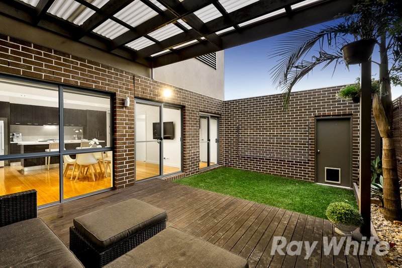 Photo - 1/33 Jordan Grove, Glen Waverley VIC 3150 - Image 10