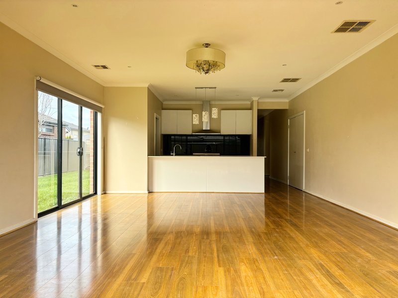 Photo - 133 Lennon Parkway, Derrimut VIC 3026 - Image 5