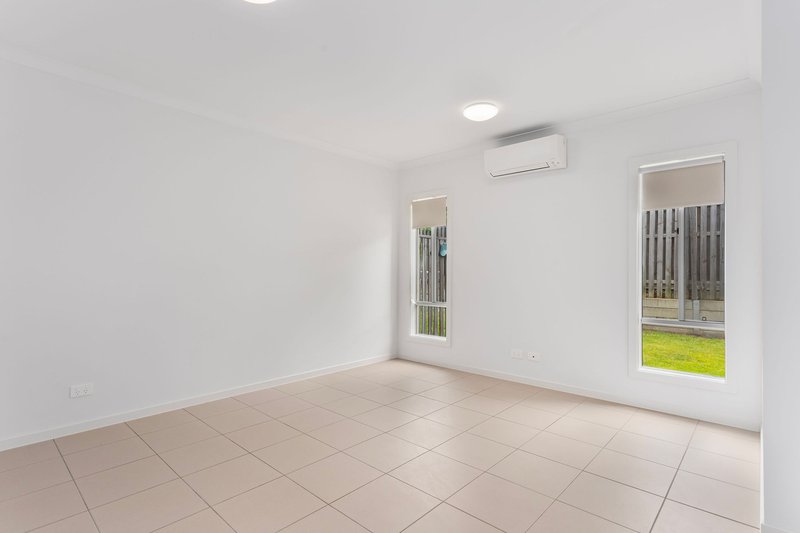 Photo - 133 Napier Circuit, Silkstone QLD 4304 - Image 6