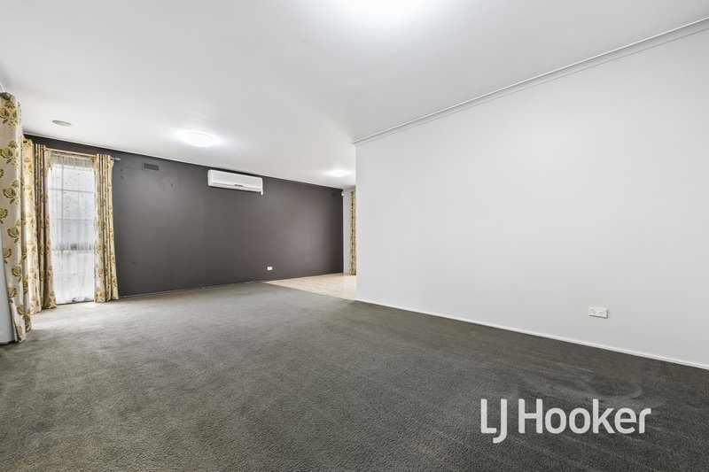 Photo - 133 Oaktree Drive, Hampton Park VIC 3976 - Image 9