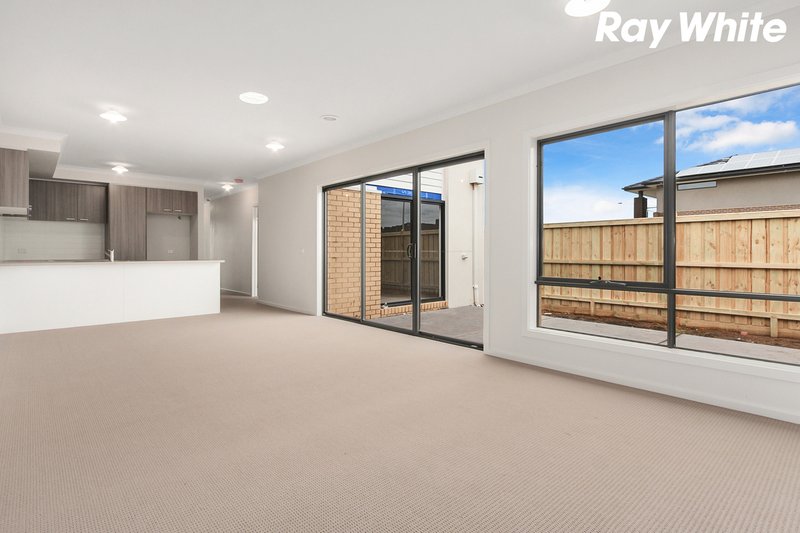 Photo - 133A Wheelers Park Drive, Cranbourne North VIC 3977 - Image 3