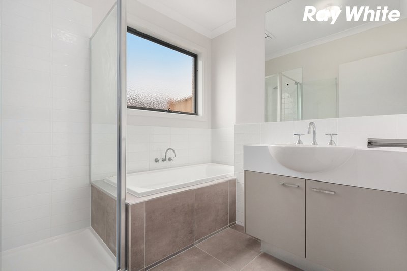 Photo - 133A Wheelers Park Drive, Cranbourne North VIC 3977 - Image 4