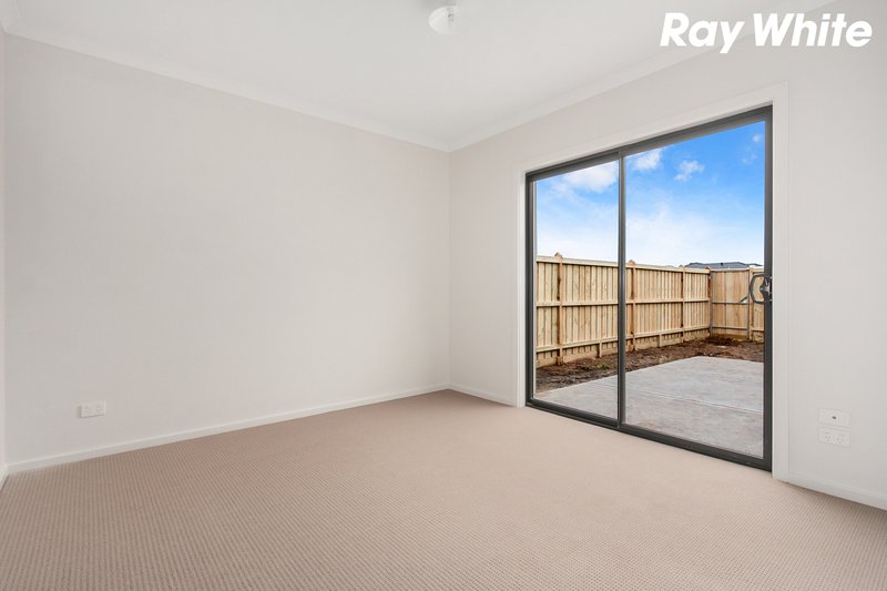 Photo - 133A Wheelers Park Drive, Cranbourne North VIC 3977 - Image 5