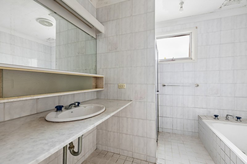 Photo - 134 Caroline Chisholm Drive, Winston Hills NSW 2153 - Image 9