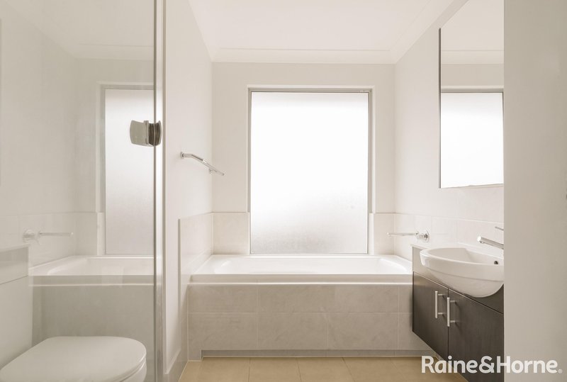 Photo - 134 Emerald Hills Boulevard, Leppington NSW 2179 - Image 5