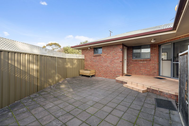 Photo - 1/35 & 2/35 Sturt Street, Mount Gambier SA 5290 - Image 9