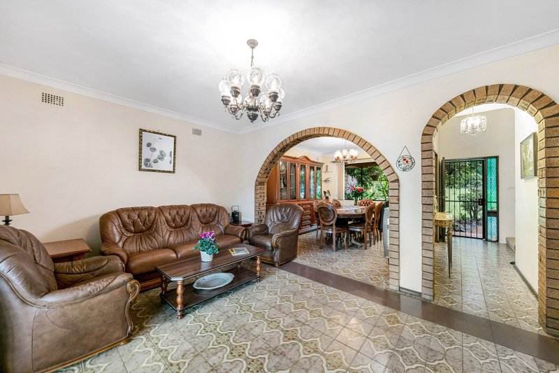 Photo - 135 Bellevue Avenue, Georges Hall NSW 2198 - Image 2