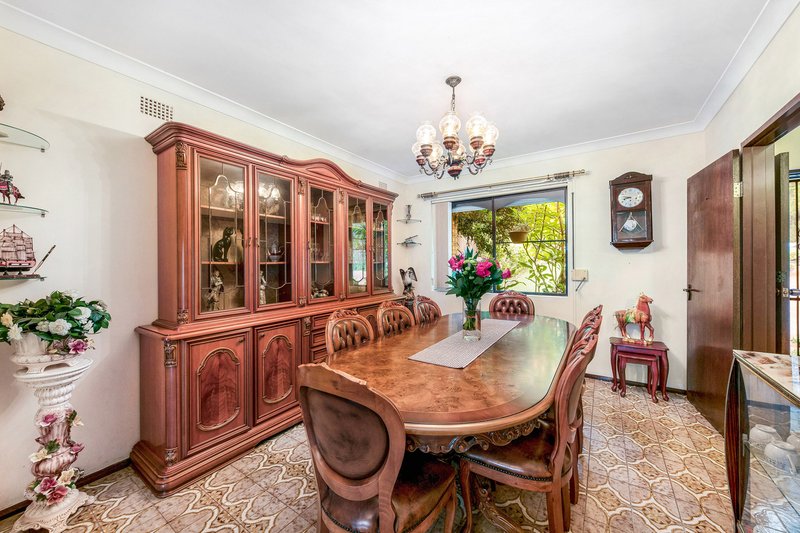 Photo - 135 Bellevue Avenue, Georges Hall NSW 2198 - Image 5