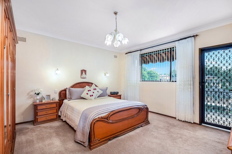 Photo - 135 Bellevue Avenue, Georges Hall NSW 2198 - Image 6