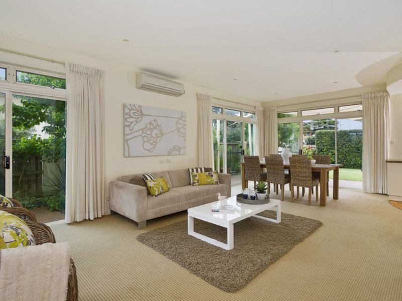 Photo - 135 Lagoon Street, Narrabeen NSW 2101 - Image 3