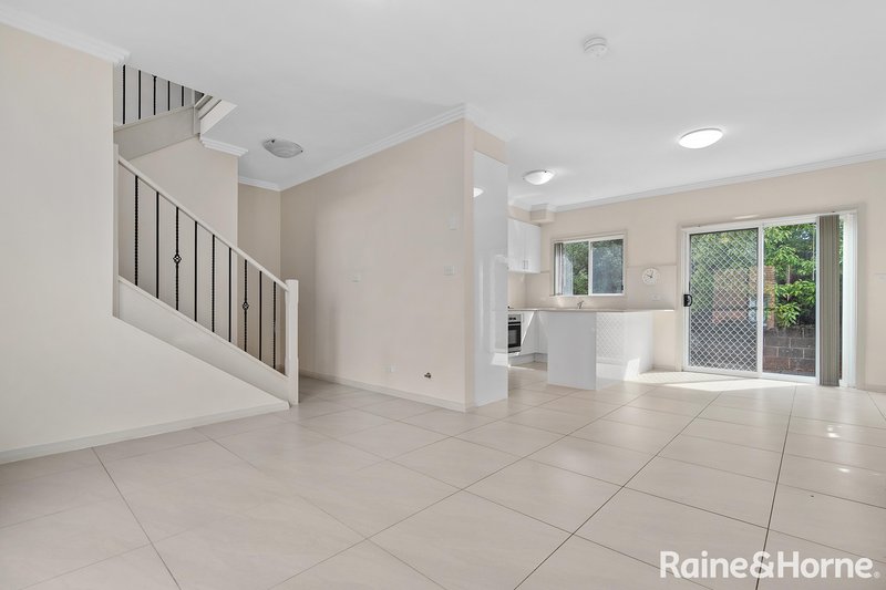 Photo - 1/35 Neerini Ave , Smithfield NSW 2164 - Image 2