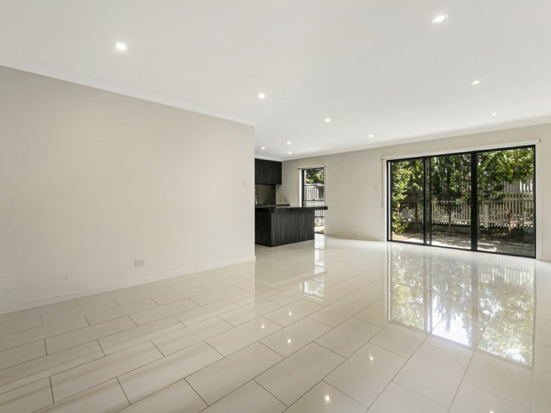 Photo - 135 North Hill Drive, Robina QLD 4226 - Image 5