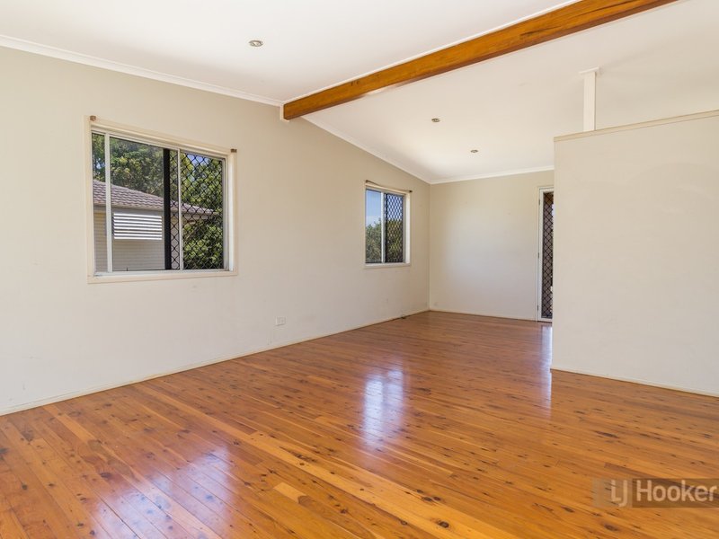 Photo - 135 Waratah Drive, Crestmead QLD 4132 - Image 3