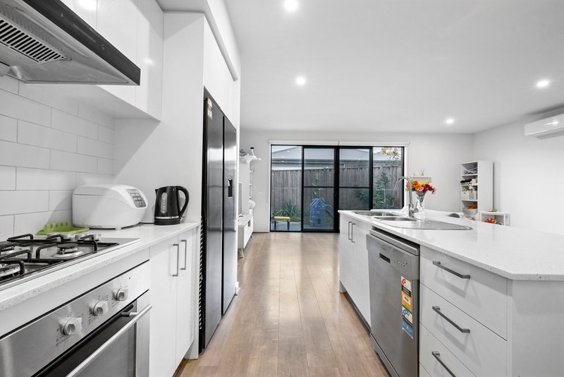 Photo - 135 Willow Glen Boulevard, Cranbourne VIC 3977 - Image 4