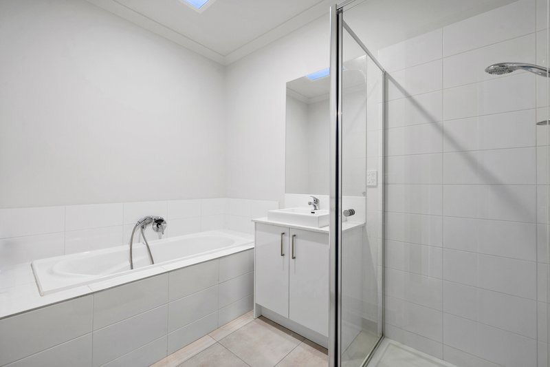 Photo - 135 Willow Glen Boulevard, Cranbourne VIC 3977 - Image 11