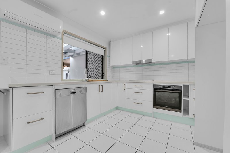 Photo - 13/519 Tingal Road, Wynnum QLD 4178 - Image 2