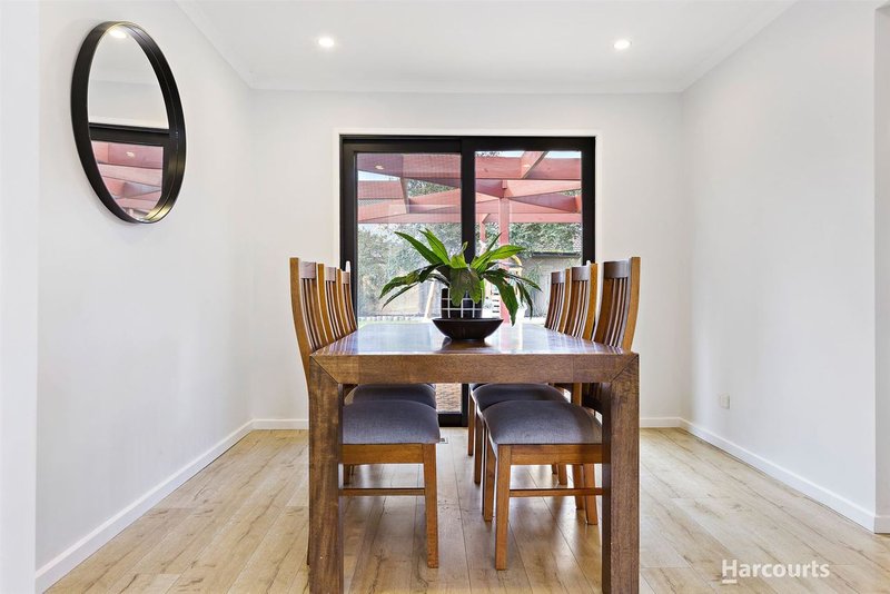 Photo - 136 Capital Avenue, Glen Waverley VIC 3150 - Image 4