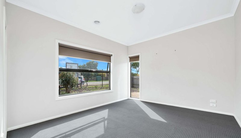 Photo - 136 Exford Road, Melton South VIC 3338 - Image 6