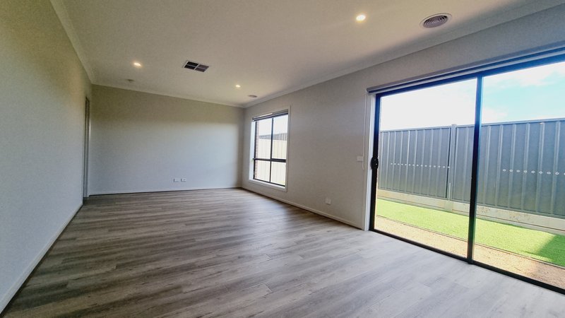 Photo - 136 Kirkpatrick Boulevard, Truganina VIC 3029 - Image 4
