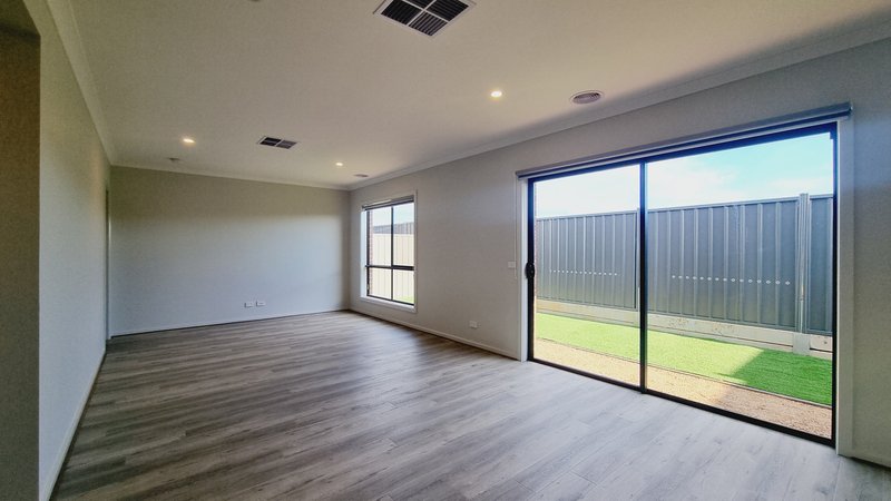 Photo - 136 Kirkpatrick Boulevard, Truganina VIC 3029 - Image 6