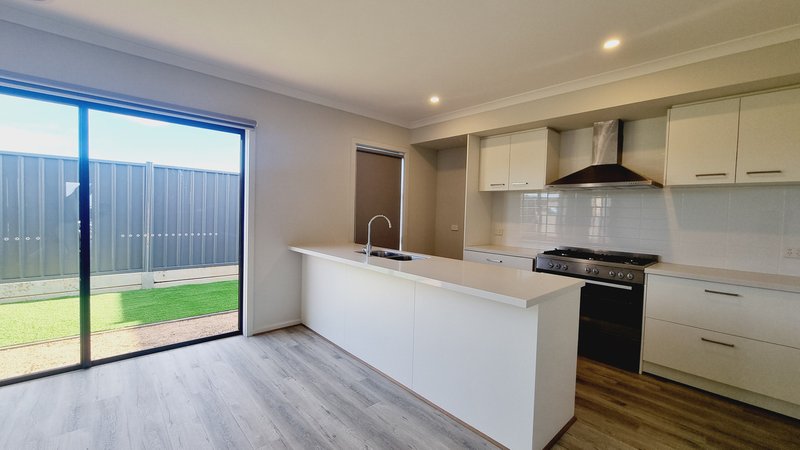 Photo - 136 Kirkpatrick Boulevard, Truganina VIC 3029 - Image 7