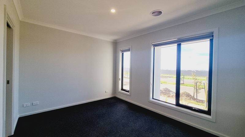 Photo - 136 Kirkpatrick Boulevard, Truganina VIC 3029 - Image 14