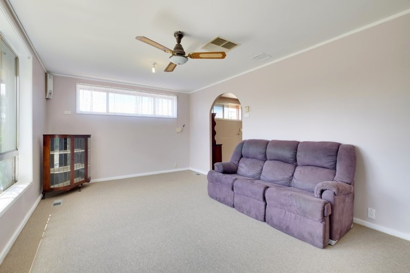 Photo - 136 Ross Smith Crescent, Scullin ACT 2614 - Image 5
