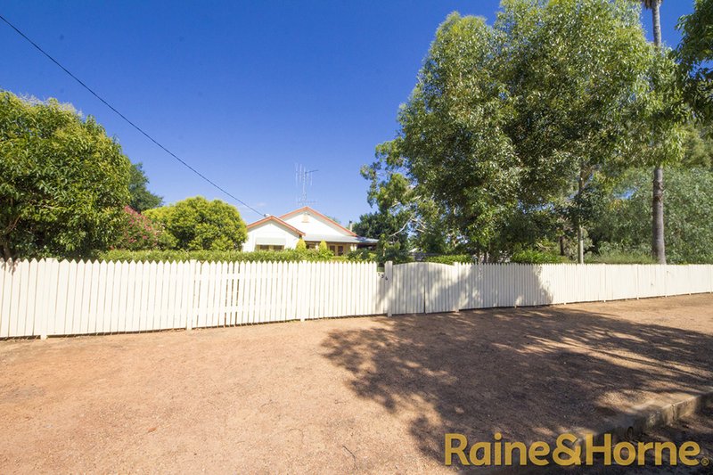 Photo - 136 Third Avenue, Narromine NSW 2821 - Image 2