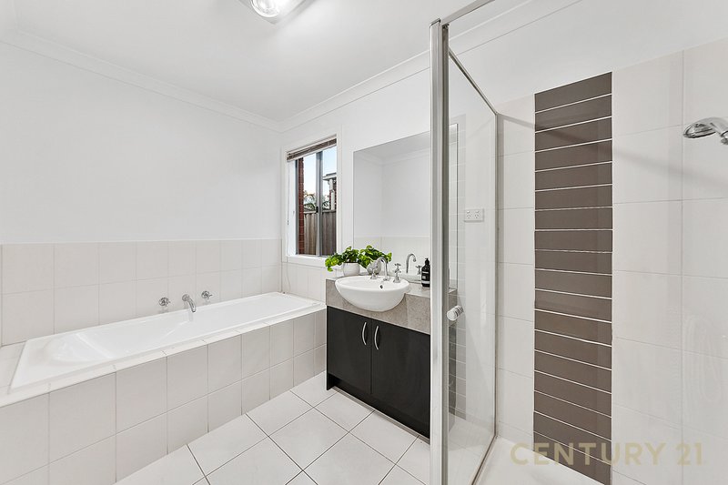 Photo - 136 Webster Way, Pakenham VIC 3810 - Image 3