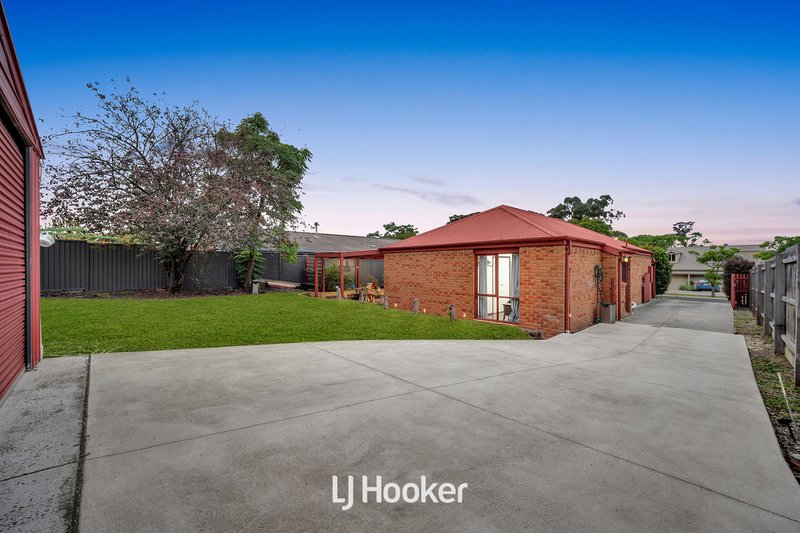 Photo - 137 Avebury Drive, Berwick VIC 3806 - Image 3