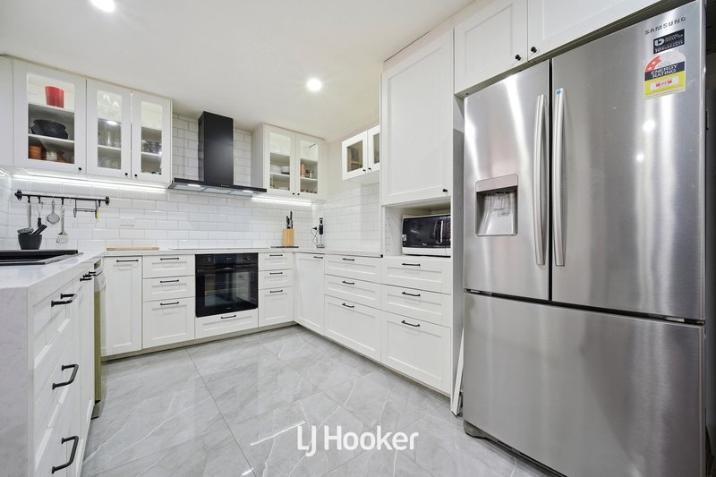 Photo - 137 Avebury Drive, Berwick VIC 3806 - Image 7