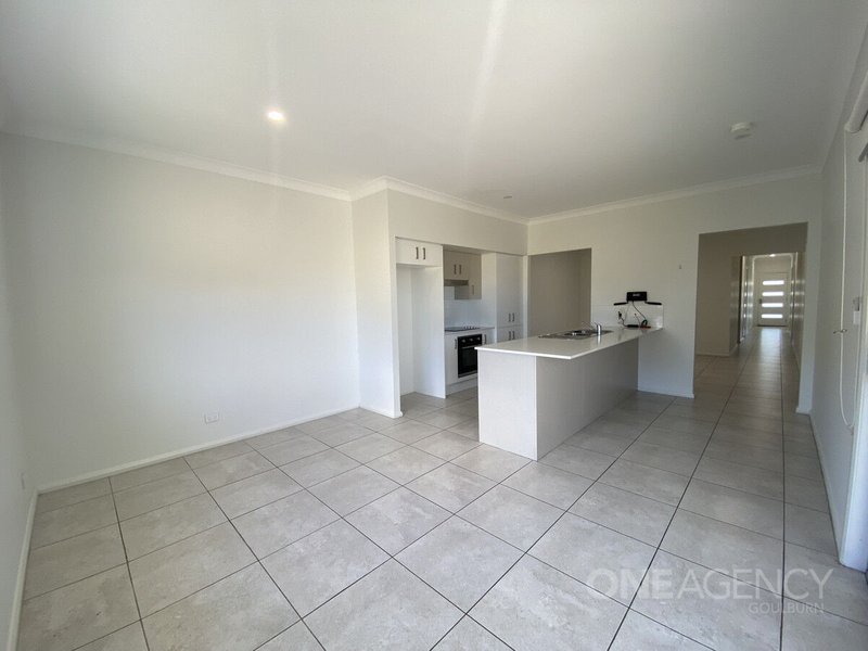 Photo - 1/37 Bonneville Boulevard, Goulburn NSW 2580 - Image 3