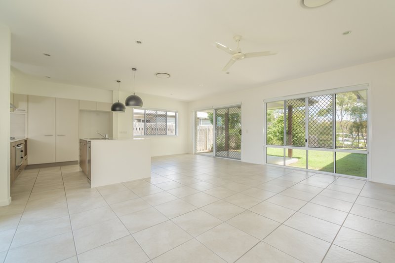 Photo - 137 Emmadale Drive, New Auckland QLD 4680 - Image 6