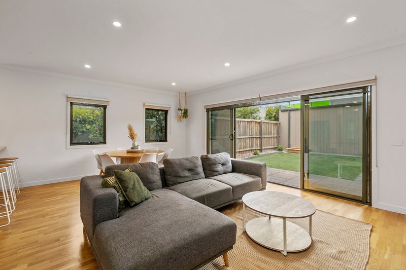 Photo - 137 Waterhaven Boulevard, Point Cook VIC 3030 - Image 9