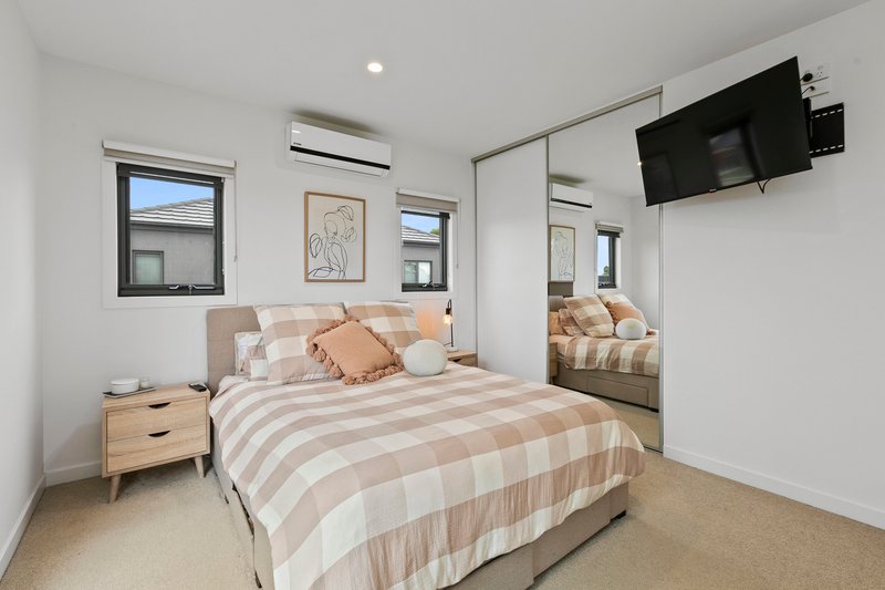 Photo - 137 Waterhaven Boulevard, Point Cook VIC 3030 - Image 18