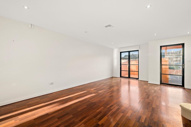Photo - 13/72 Canberra Avenue, Griffith ACT 2603 - Image 4