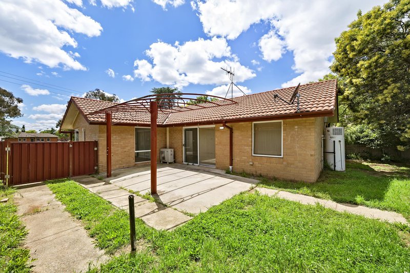 Photo - 138 Captain Cook Crescent, Narrabundah ACT 2604 - Image 2