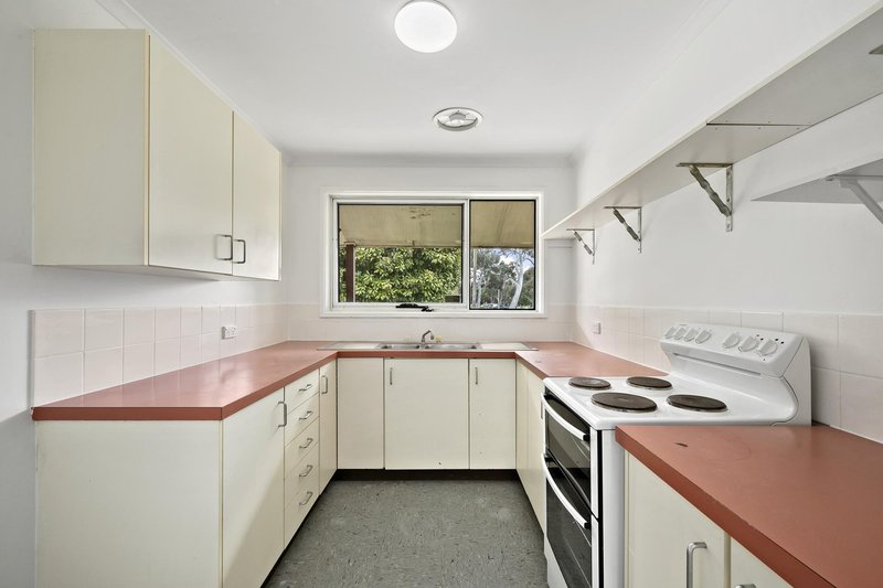 Photo - 138 Captain Cook Crescent, Narrabundah ACT 2604 - Image 6