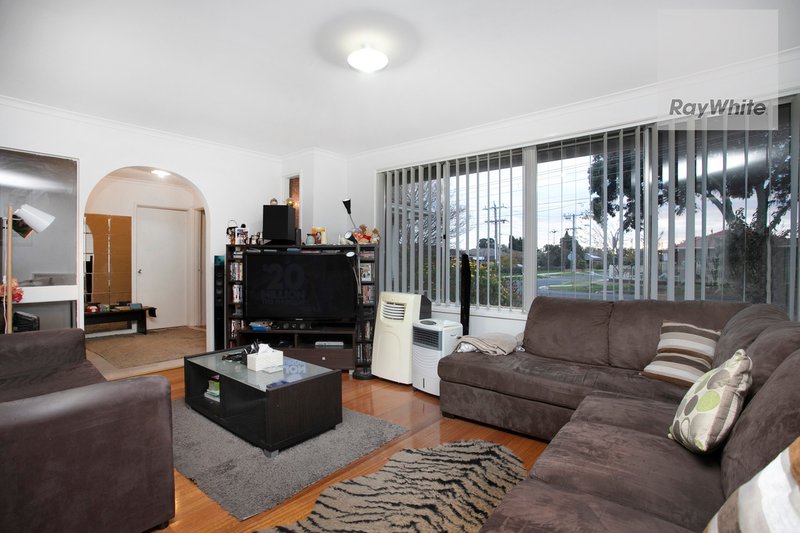 Photo - 138 Carrick Drive, Gladstone Park VIC 3043 - Image 5